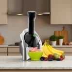 Aparat za Sladoled u kuhinji pored banana