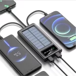 Power bank 5000mAh u crnoj boji prikaz kako puni telefone